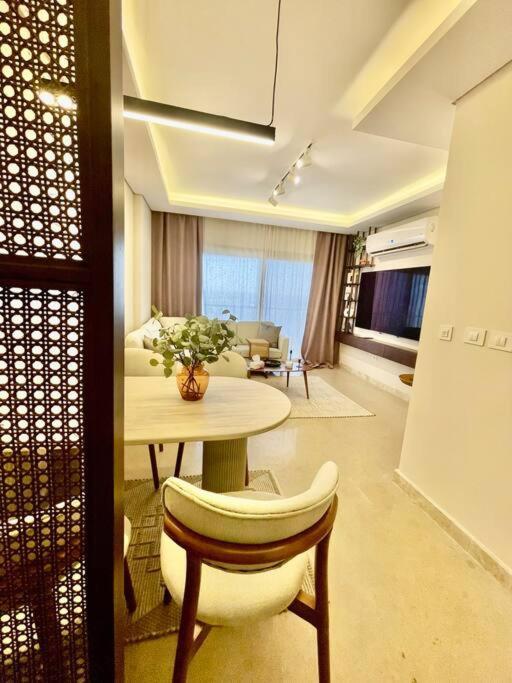 Zed Chic & Cozy Retreat In Heart Of Sheikh Zayed Apartamento Sheikh Zayed City Exterior foto